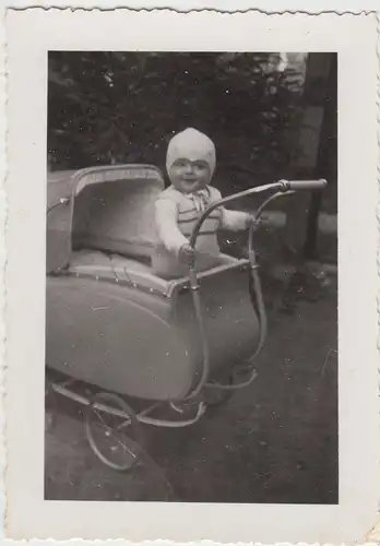 (F4941) Orig. Foto kleiner Junge Dieter (7 Mon.) im Kinderwagen, vor 1945