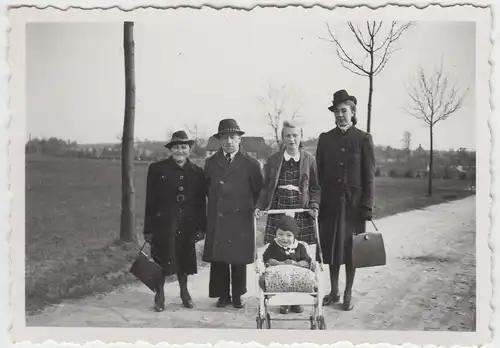 (F4937) Orig. Foto Personen mit Kinderwagen, Spaziergang