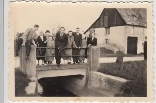 (F4936) Orig. Foto Personengruppe auf einer kleinen Brücke