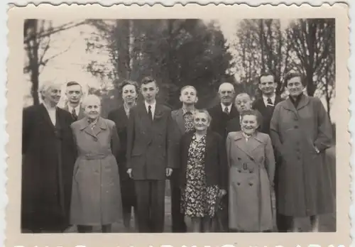 (F4935) Orig. Foto Personengruppe im Freien, um 1948