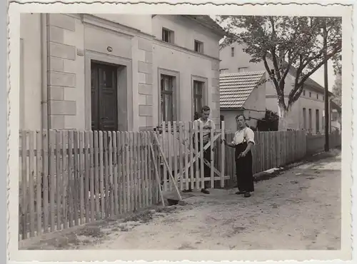 (F4933) Orig. Foto Männer beim Bau eines Zaunes, unbek. Ort vor 1945