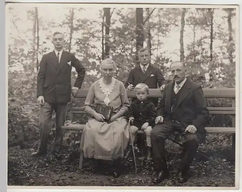 (F4932) Orig. Foto Personen auf einer Bank, vor 1945