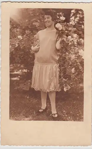 (F4930) Orig. Foto junge Frau mit Blumen im Freien 1920/30er