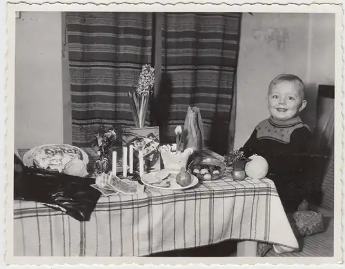 (F4918) Orig. Foto Dieter (3 Jahre) am Geburtstagstisch, vor 1945