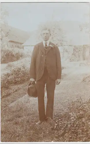 (F4897) Orig. Foto junger Mann, Porträt im Freien, 1910/20