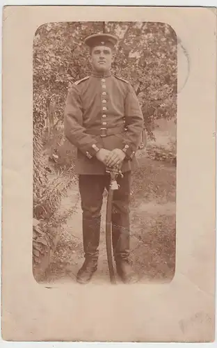 (F4885) Orig. Foto 1.WK Soldat mit Säbel in Zossen, 1915