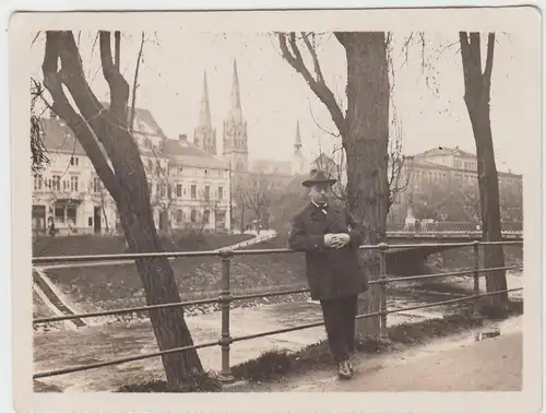 (F4862) Orig. Foto Herr lehnt am Geländer, um 1925