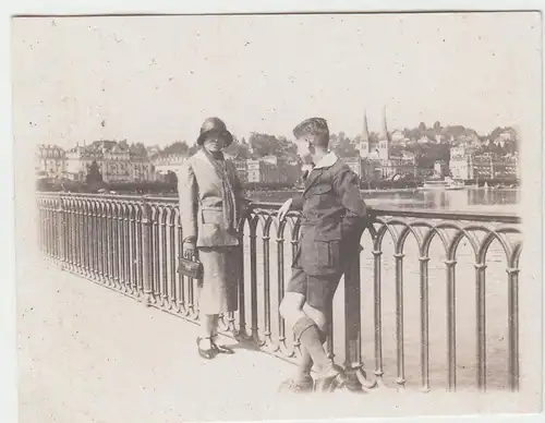 (F4853) Orig. Foto Luzern, Personen am Geländer, Juni 1925