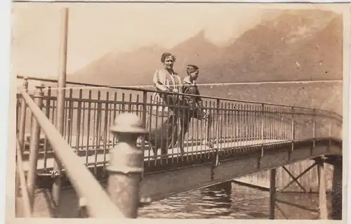 (F4823) Orig. Foto Brunnen SZ, Personen auf einer Brücke, August 1925
