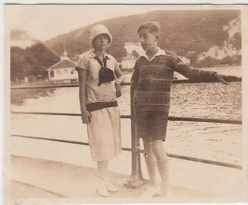 (F4819) Orig. Foto Brunnen SZ, Personen am Geländer, August 1925
