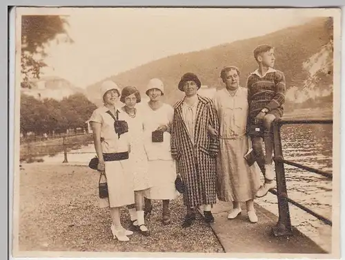 (F4818) Orig. Foto Brunnen SZ, Personen am Geländer, August 1925