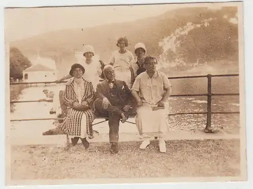 (F4817) Orig. Foto Brunnen SZ, Personen am Geländer, August 1925