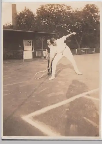 (F4807) Orig. Foto junger Mann spielt Tennis 1926