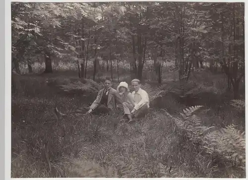 (F4788) Orig. Foto Personen sitzen im Wald 1920er