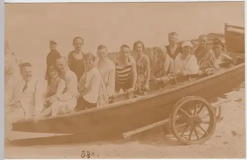 (F4785) Orig. Foto Norderney, Personen im Boot auf Transportkarren 1920er