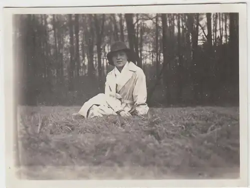 (F4781) Orig. Foto junge Frau auf Wiese, 1920er