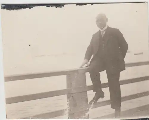 (F4767) Orig. Foto Helgoland, Herr posiert am Geländer 1924