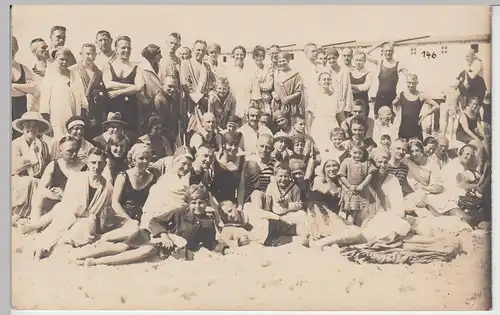 (F4751) Orig. Foto Wangerooge, Gruppenfoto in Badekleidung am Strand 1923