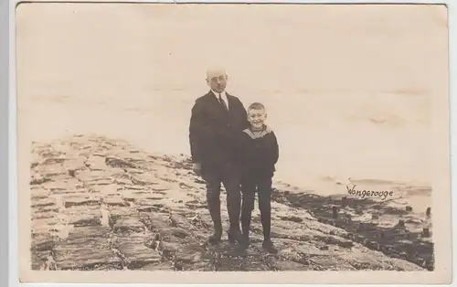 (F4747) Orig. Foto Wangerooge, Vater u. Sohn am Wasser 1922