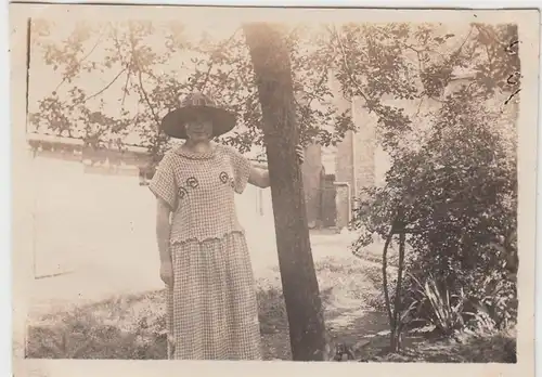 (F4722) Orig. Foto Dame posiert am Baum, Juli 1924