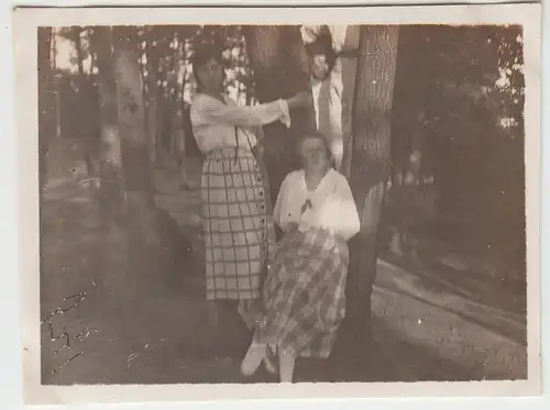 (F4721) Orig. Foto Damen posieren am Baum, Juli 1924