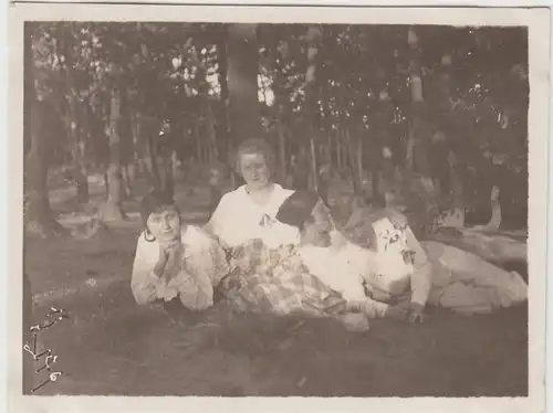 (F4720) Orig. Foto Personen liegen im Wald, Juli 1924