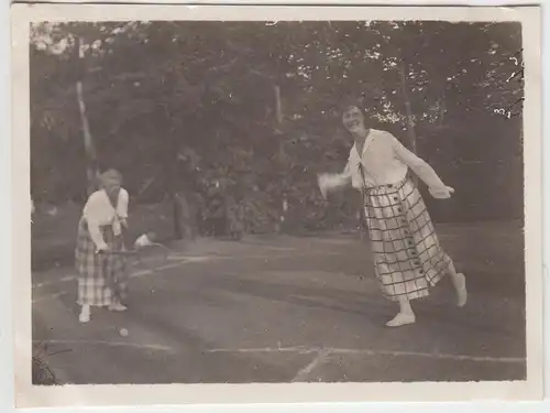 (F4715) Orig. Foto Damen spielen Tennis, Juli 1924