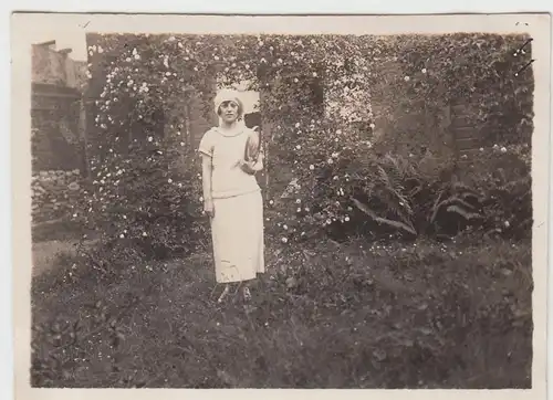 (F4714) Orig. Foto junge Dame posiert mit Tennisschläger, Juli 1924