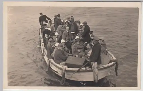 (F4710) Orig. Foto Helgoland, Personen im Boot, 22.8.1924