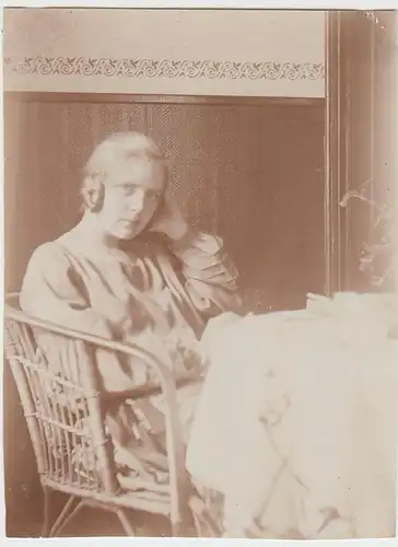 (F4706) Orig. Foto junge Frau im Korbstuhl, um 1910