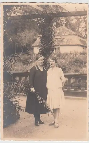 (F4705) Orig. Foto Bad Pyrmont, Frau u. Mädchen im Park, 1920er