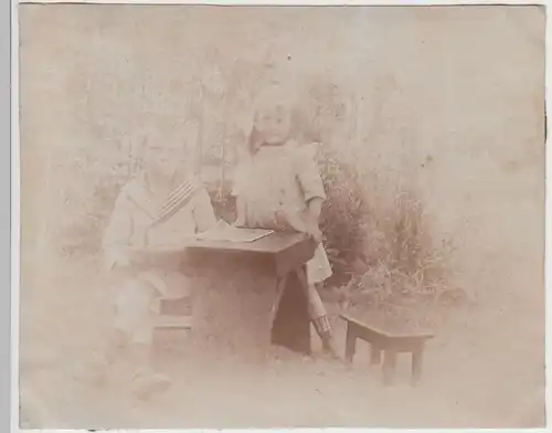 (F4703) Orig. Foto Kinder an einem Tisch im Freien, um 1910