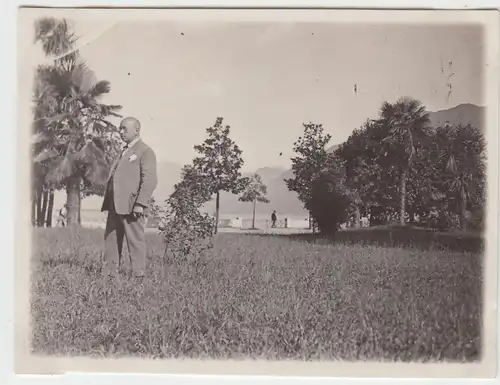 (F4677) Orig. Foto Locarno, Herr steht a. Wiese, August 1925