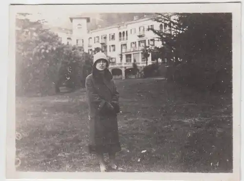 (F4676) Orig. Foto Lugano, Frau vor e. Gebäude, März 1926