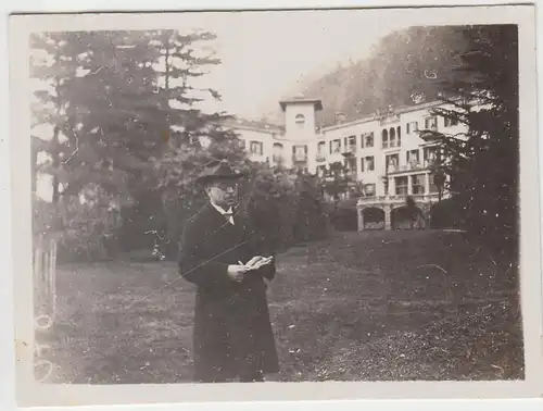 (F4671) Orig. Foto Lugano, Herr vor e. Gebäude, März 1926