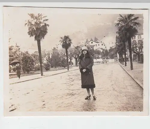 (F4667) Orig. Foto Locarno, junge Frau a. Straße, März 1926