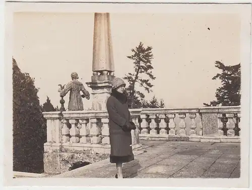 (F4666) Orig. Foto Isola Bella, junge Frau a. Gartenterrasse, März 1926