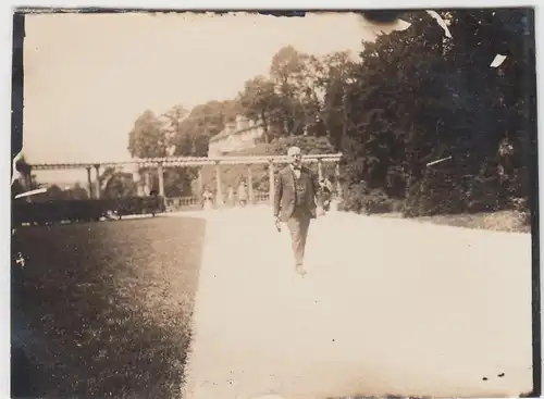 (F4657) Orig. Foto Bad Pyrmont, Mann im Kurpark, Pfingsten 1924