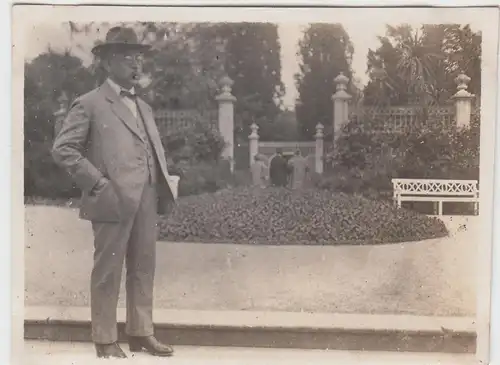 (F4656) Orig. Foto Bad Pyrmont, Mann im Kurpark, Pfingsten 1924