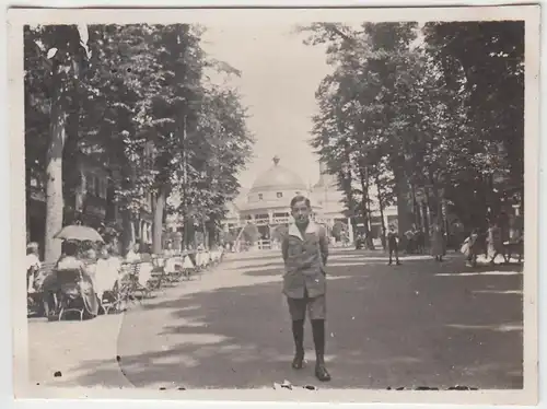 (F4655) Orig. Foto Bad Pyrmont, Junge am Brunnenplatz, Pfingsten 1924