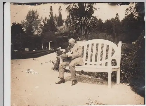 (F4644) Orig. Foto Bad Pyrmont, Mann sitzt a. Bank i. Kurpark 1924