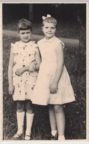 (F4628) Orig. Foto 2 Mädchen im Kleid i. Wald