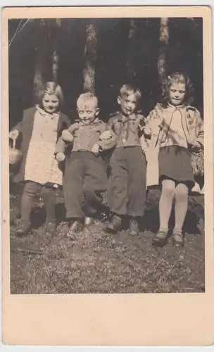 (F4627) Orig. Foto 4 kleine Kinder eingehenkelt im Wald