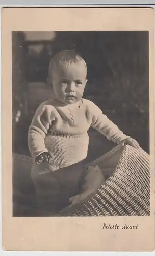 (F4621) Orig. Foto Kleines Kind Peterle im Korb-Kinderwagen 1944