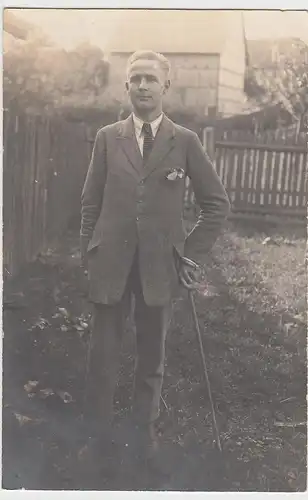 (F4611) Orig. Foto Herr mit Gehstock im Garten, vor 1945