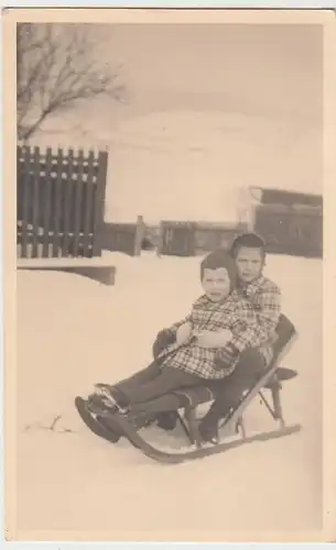 (F4582) Orig. Foto Kinder auf einem Schlitten, Winter