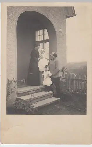 (F4580) Orig. Foto Personen m. Baby vor Hauseingang, Köln 1913