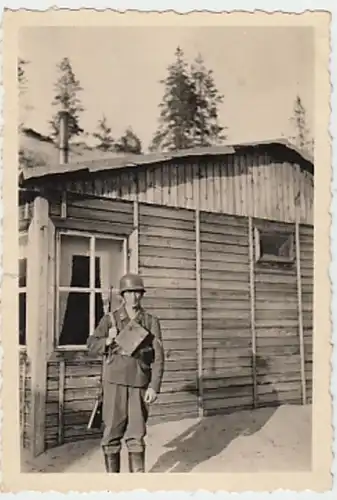 (F457) Original Foto, deutscher Soldat WW2 vor Baracke
