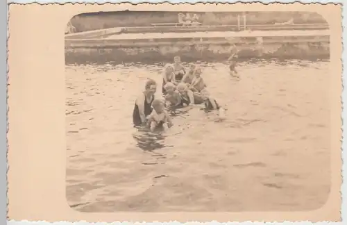 (F4559) Orig. Foto Frau und Kinder im Freibad, vor 1946