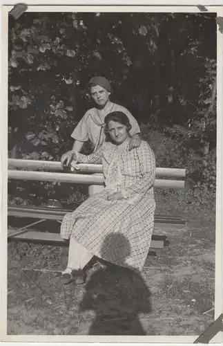 (F4527) Orig. Foto Frauen auf Parkbank d. Kurverwaltung, 1930er